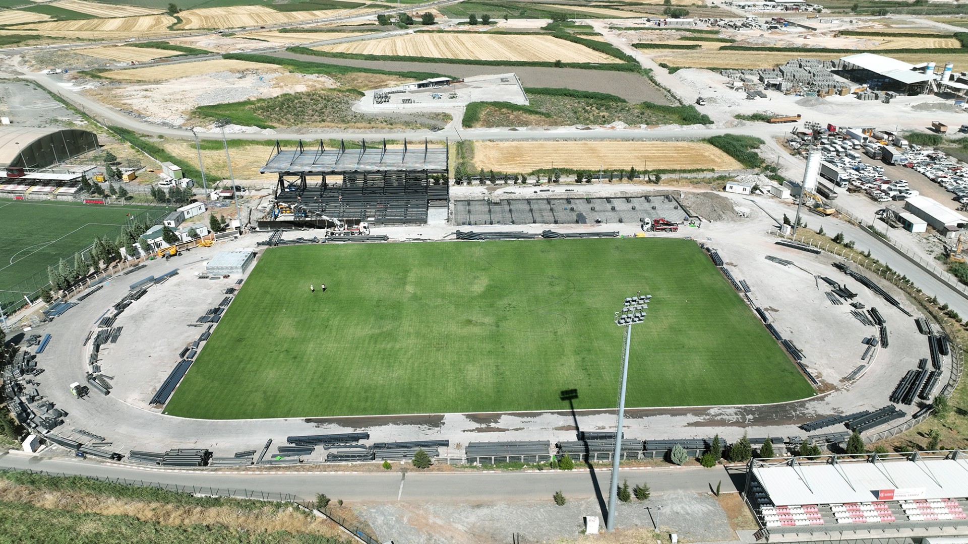 Şehrin Yeni Futbol Sahası Hızla Yükseliyor