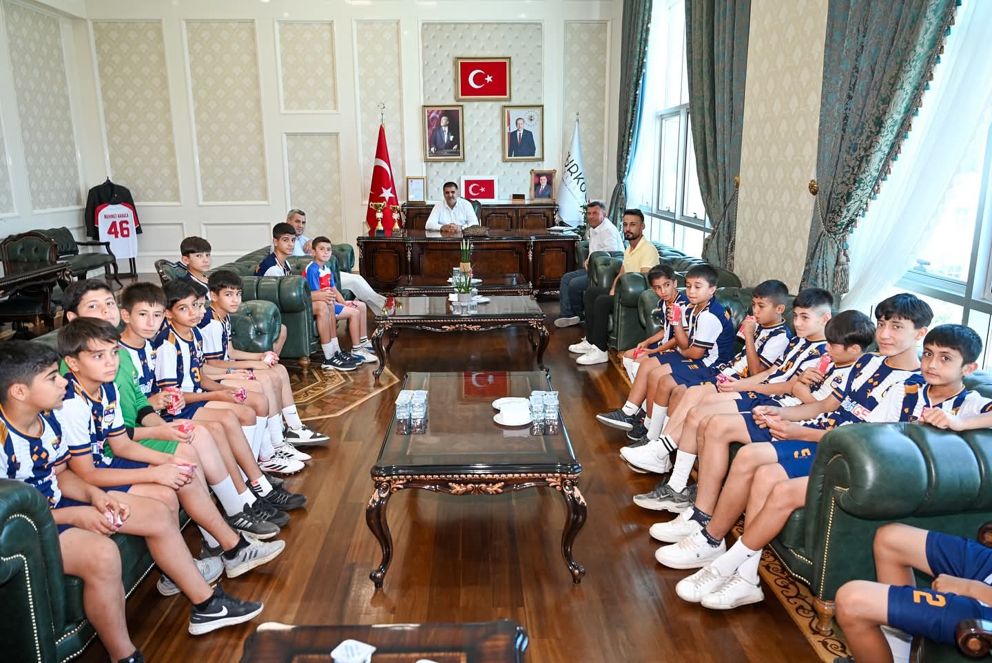 Türkoğlu İstiklalgücüspor, Kazandığı Kupalarla Başkan Mehmet Karaca’yı Ziyaret Etti