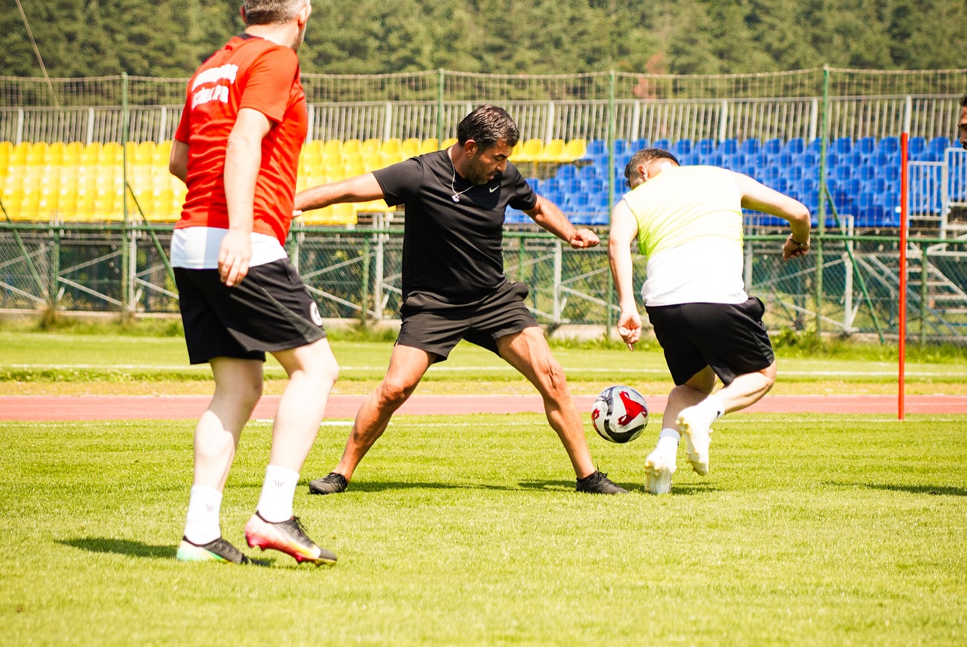 Kahramanmaraş İstiklalspor’da Yönetim ve Teknik Ekip Dostluk Maçında Buluştu