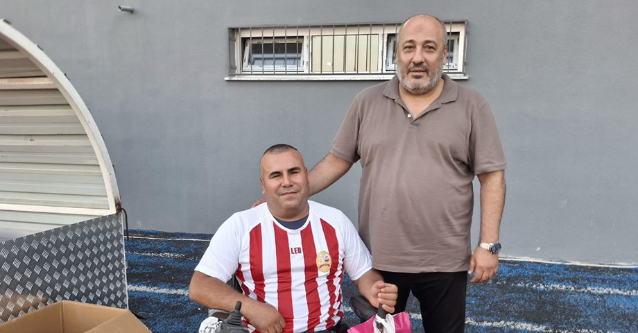 Tekerekli Sandalye ile Antrenmanı İzleyen Fazlı Nergiz’e Başkan Ceyhan’dan Kahramanmaraşspor Forması Sürprizi