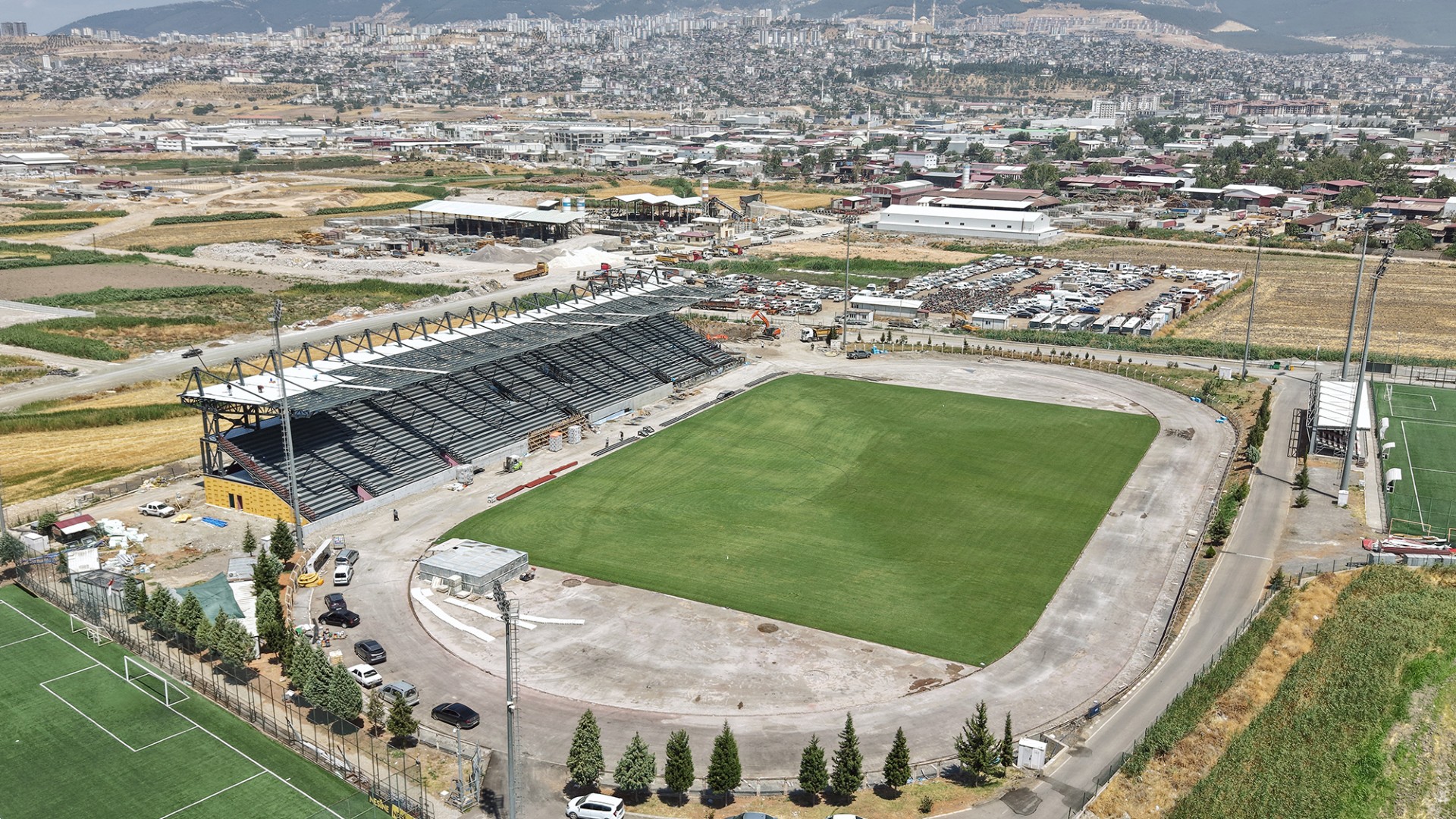 Şehrin 4 Bin Seyirci Kapasiteli Yeni Futbol Sahasında Sona Gelindi