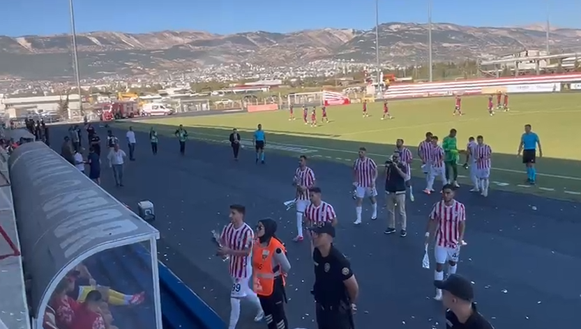 Kahramanmaraş İstiklalspor Oyuncuları, kendilerini tribüne çağıran taraftarlara çiçekler attı
