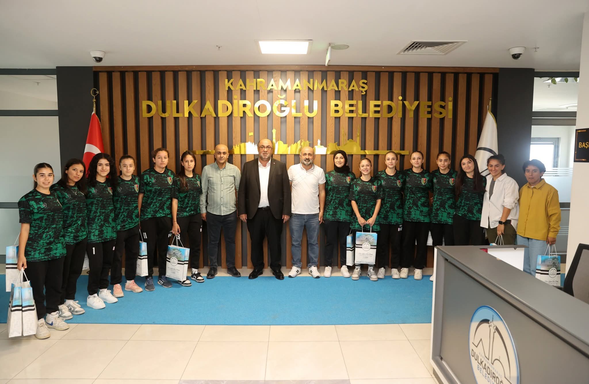 Başkan Mehmet Akpınar, Anadolu Spor Kadın Futbol Takımı’nı Misafir Etti