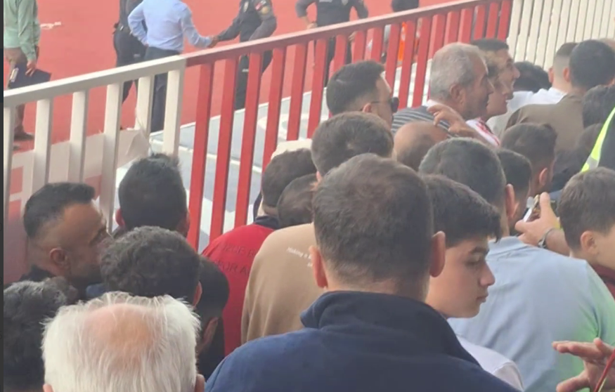 İstiklalspor’un maçlarını oynadığı stadyumda tek giriş ve çıkış olması nedeniyle  ortaya bu görüntüler çıkıyor