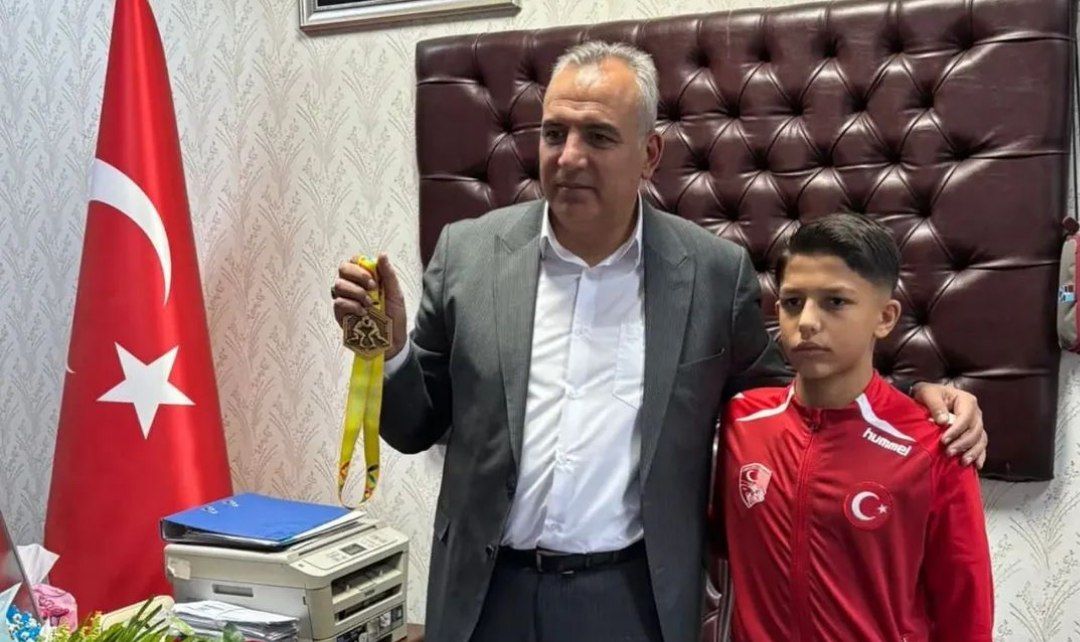 Balkan Şampiyonu İbrahim Bera Kıvrak, Mahallesinde Coşkuyla Karşılandı