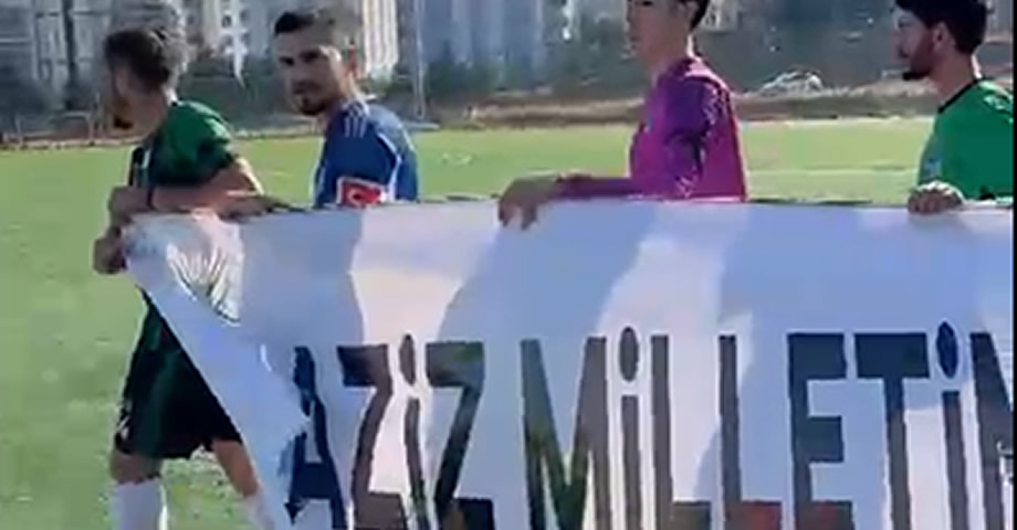 Afşinspor ve Elbistan Fedaspor Şehitler İçin Sahaya Pankartla Çıktı