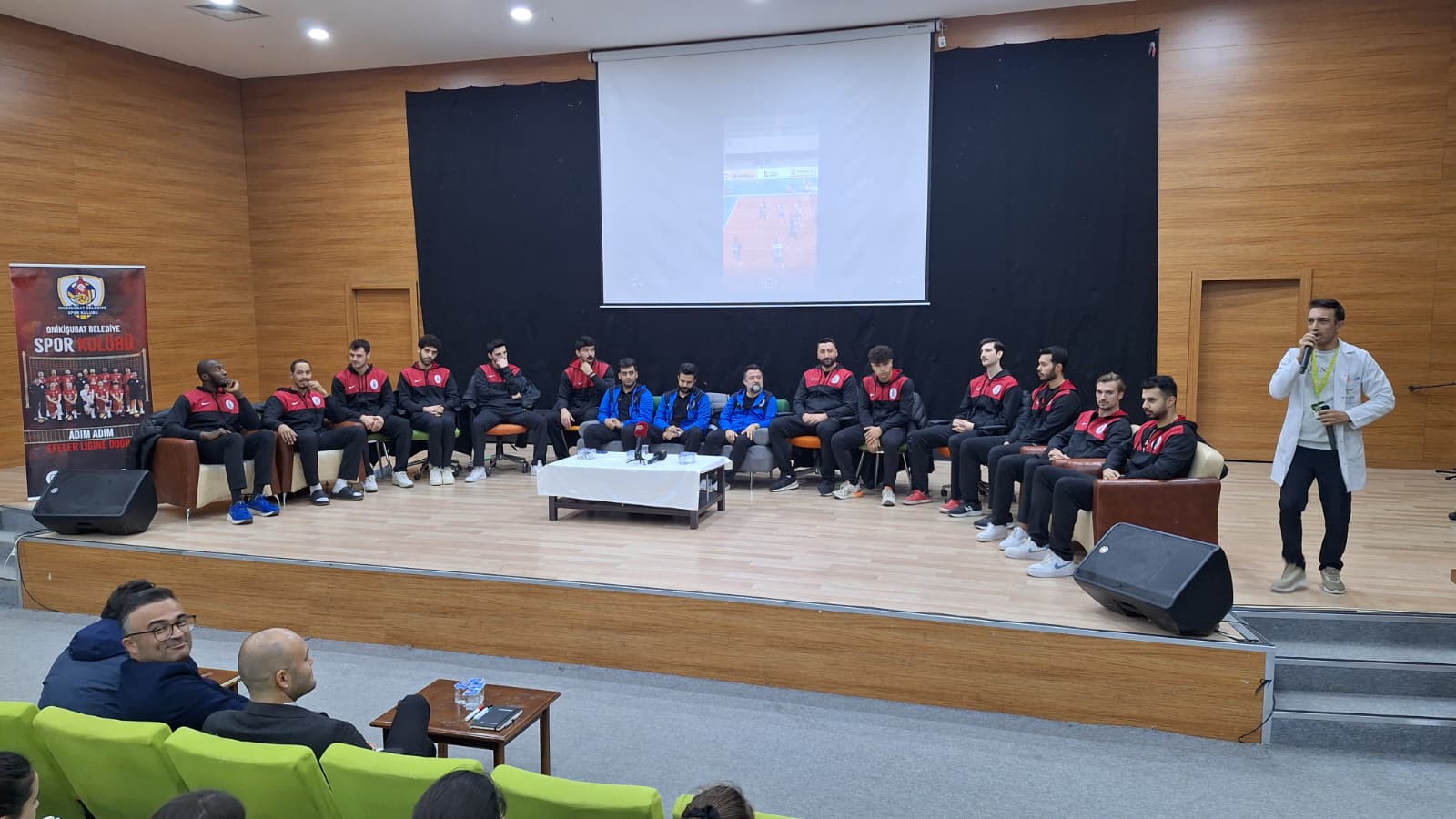 Onikişubat Belediyespor’un voleybolcuları, Kahramanmaraşlı gençlere ilham oluyor