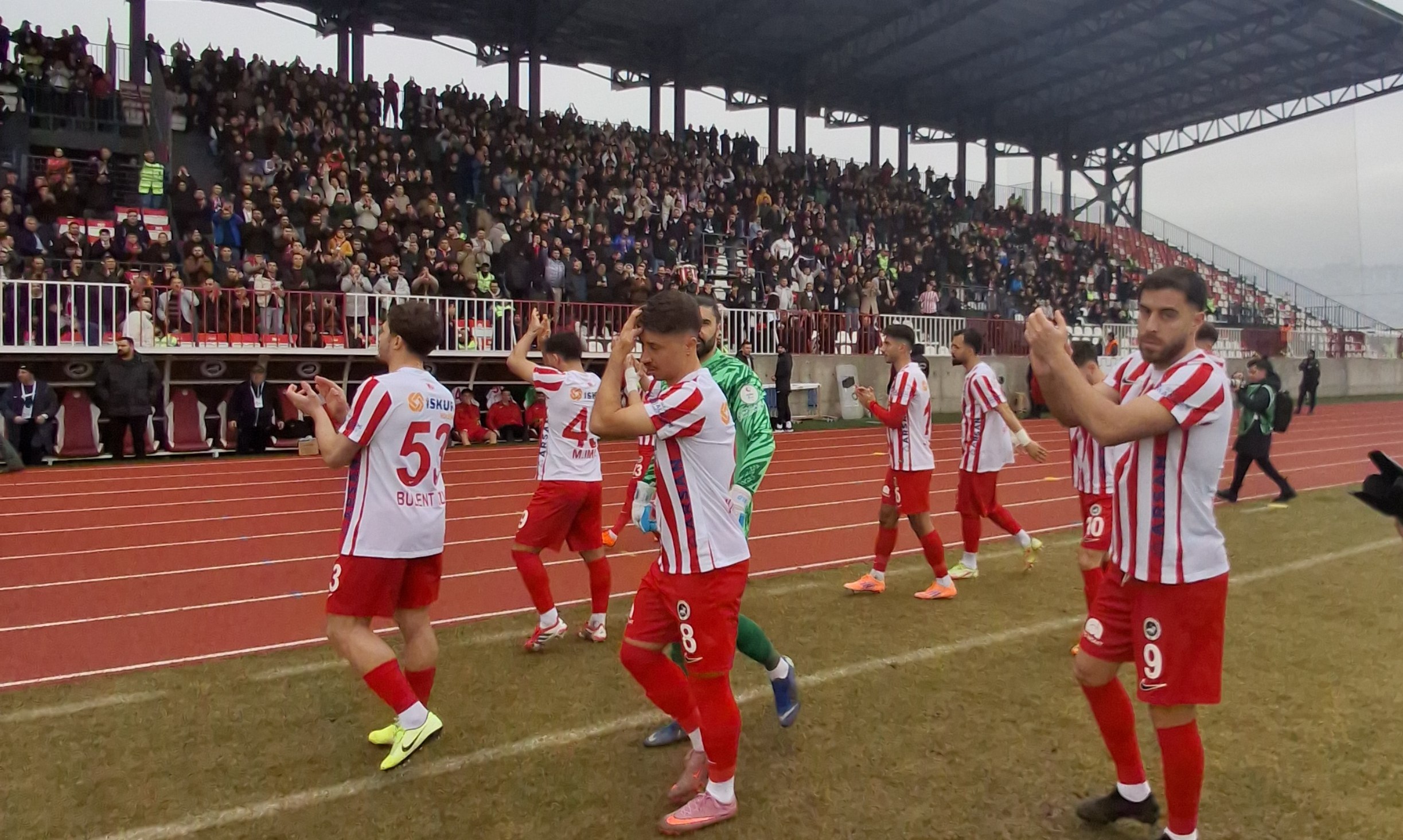 Kahramanmaraş İstiklalspor taraftarı, alınan beraberliğe rağmen takımlarına sahip çıktı