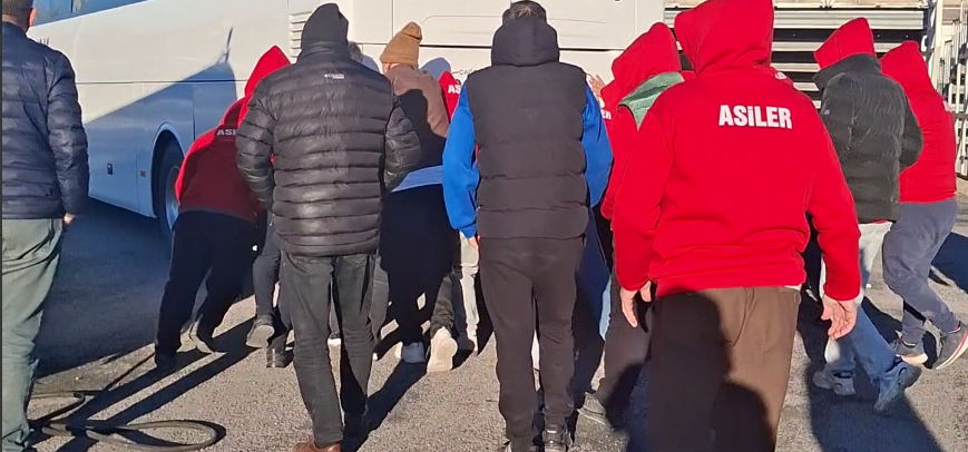 Kahramanmaraş İstiklalspor’un Aksaray deplasmanında otobüsü arızalandı. Asiler Grubu taraftarlar, otobüsü böyle çalıştırdı. İşte o anlar.