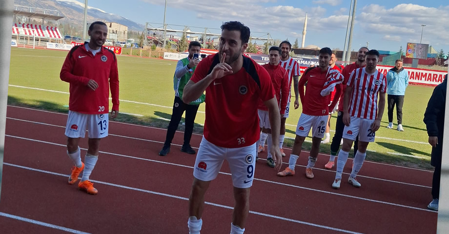 Kahramanmaraş İstiklalspor, Menemen FK Galibiyetini Taraftarıyla Kutladı