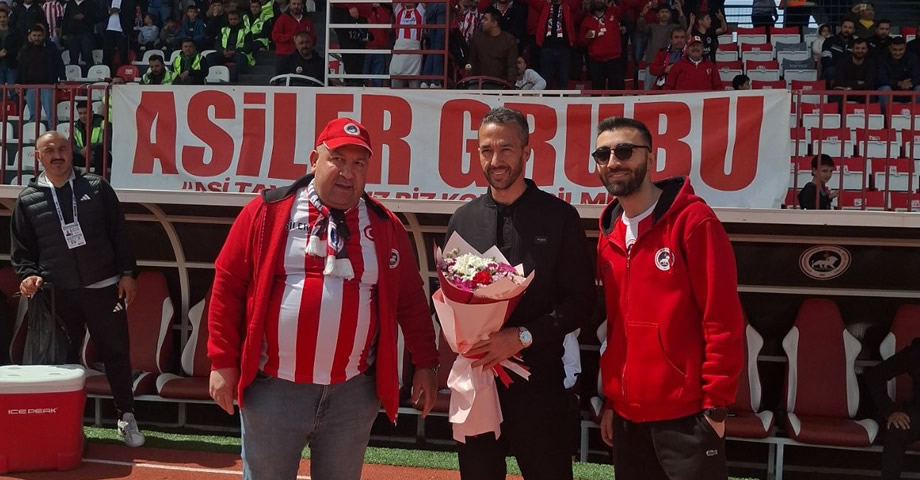 Bilal Kısa, İlk İç Saha Maçında Asiler Grubu Tarafından Çiçeklerle Karşılandı