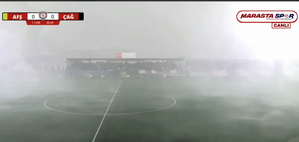 Bir anda başlayan yağmur amatör maçta ilginç görüntüler ortaya çıkardı