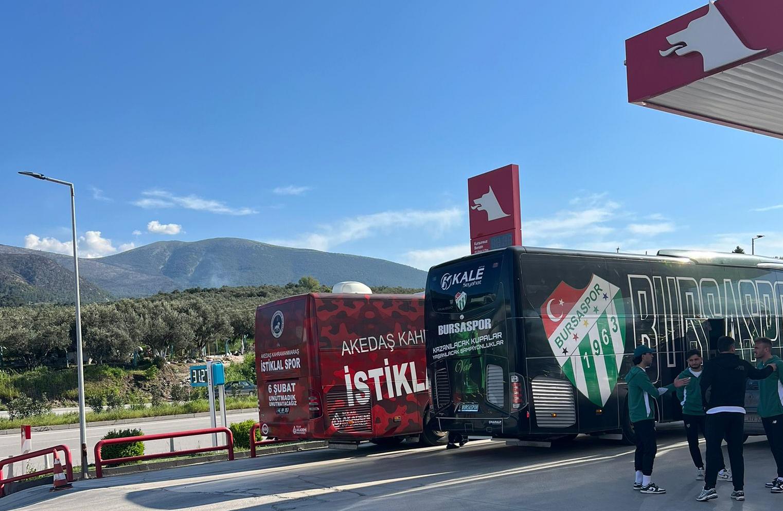 Bursaspor ile Kahramanmaraş İstiklalspor Otobüsleri İzmir’de Karşılaştı