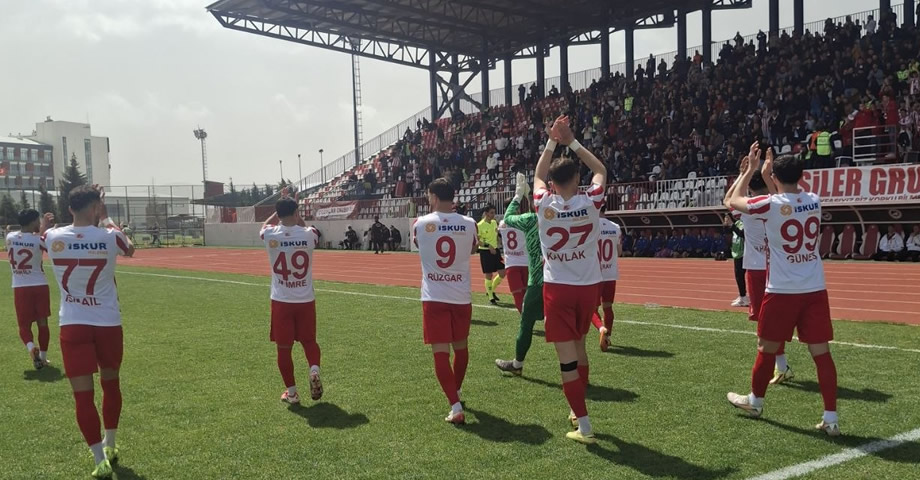 İstiklalspor, 4 hafta sonra gelen 4-0’lık Fethiyespor galibiyetini taraftarları ile birlikte kutladı
