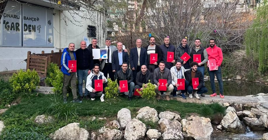 Kahramanmaraş’ta UEFA C Belgeleri Sahiplerini Buldu: Mesut Çanak’tan Geleceğin Antrenörlerine “İnsan” Odaklı Vizyon Mesajı