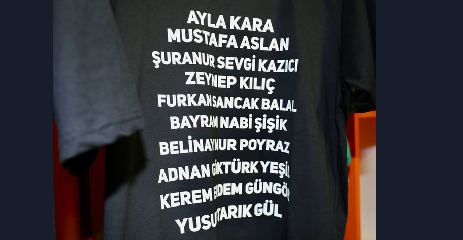 Süper Lig Ekibi, Isınmaya Kahramanmaraş Ayser Çalık Ortaokulu’nda Hayatını Kaybedenlerin İsimlerinin Yer Aldığı Tişörtlerle Çıktı