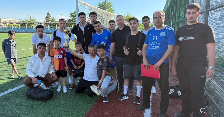 1. Amatör Lig’e Yükselen Beyoğlu 6 Şubatspor Kupasını Aldı