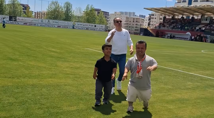 Amigo Ahmet ve Oğlu İmam Baki’den Onikişubatspor Taraftarına Destek