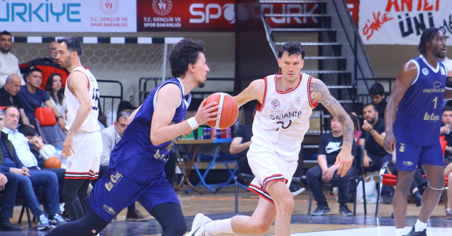Kipaş İstiklal Basketbol Deplasmanda Kazandı: Seride 1-0 Öne Geçti