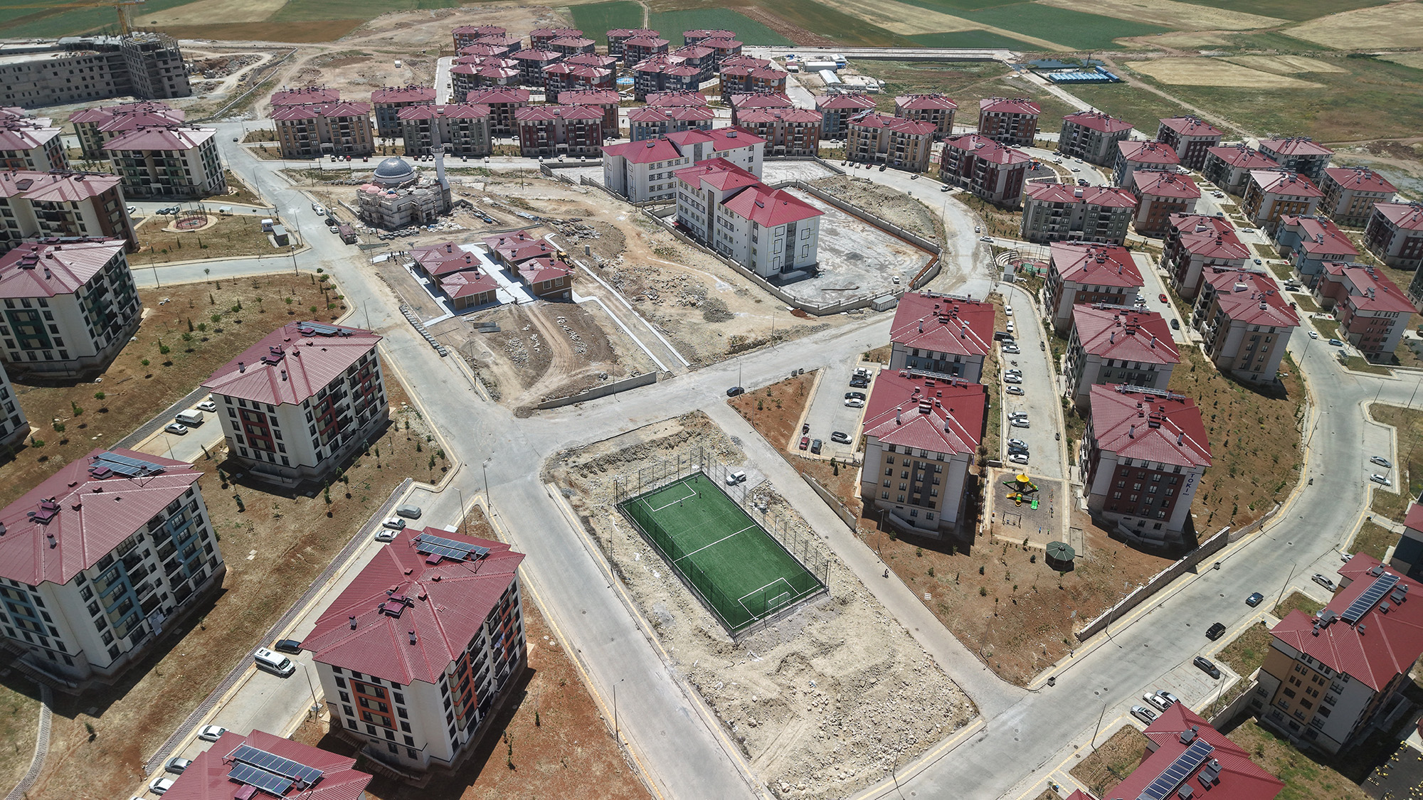 Kahramanmaraş Büyükşehir’den Afşin’e 3 Yeni Halı Saha, Çocuklara Yeni Oyun Alanı