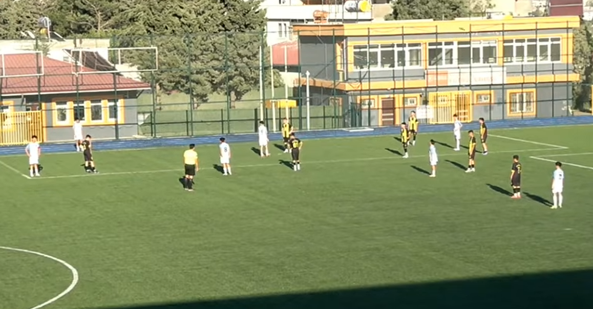 İstiklal Marşı Nedeniyle Maç Durduruldu: Sahada Saygı Duruşu U13 Ligi play-off maçında anlamlı an