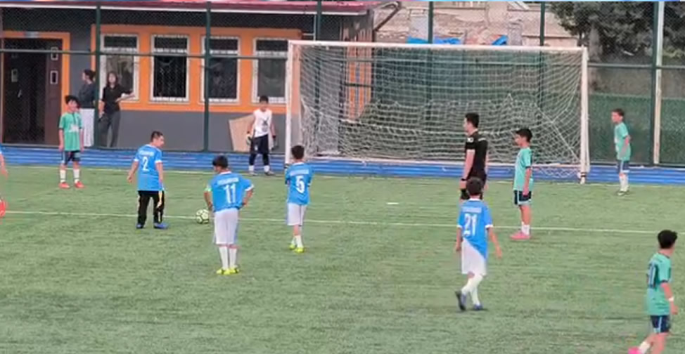 Hakem Sinan Sünbül, U11 maçında Down sendromlu çocuk Yusuf’a oyunu durdurarak gol attırdı