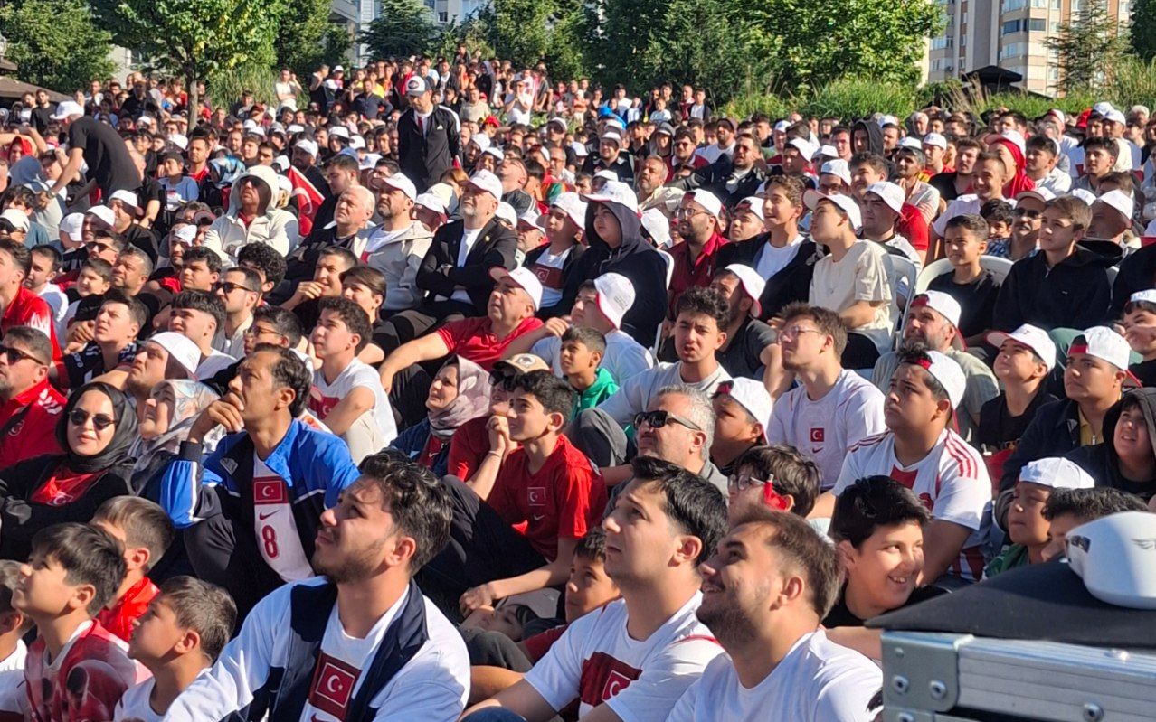 Başkan Fırat Görgel, Milli Maç Heyecanını Vatandaşlarla Paylaştı