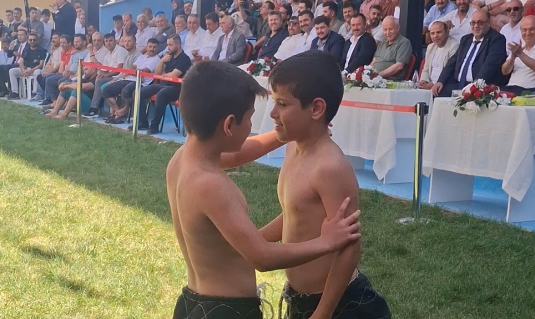 Dereköy Er Meydanı’nda abi kardeşin güreşi ve sonrasında yaşananlar büyük ilgi gördü