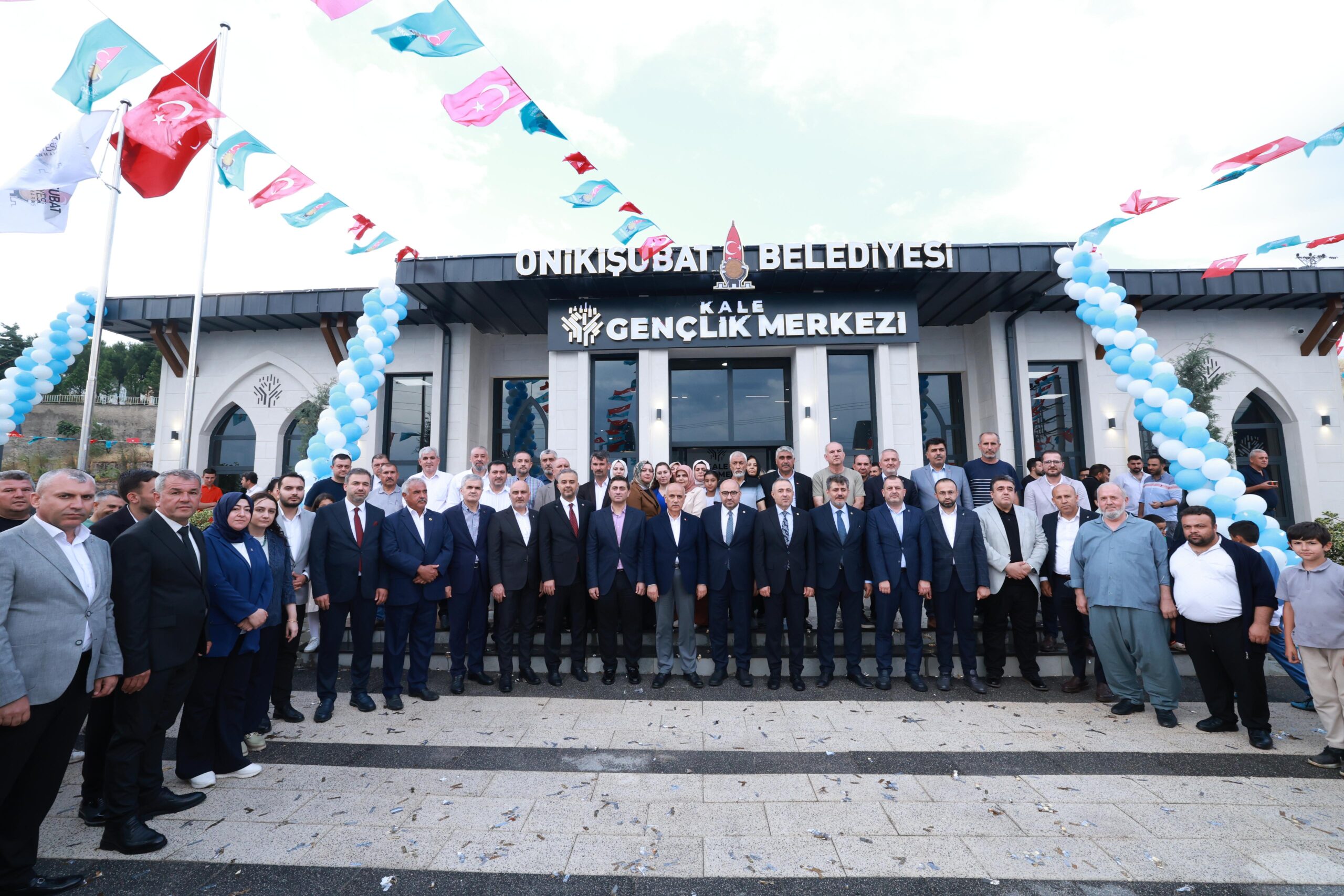 Onikişubat Belediyesi’nin Kale Gençlik Merkezi yoğun katılımla hizmete açıldı