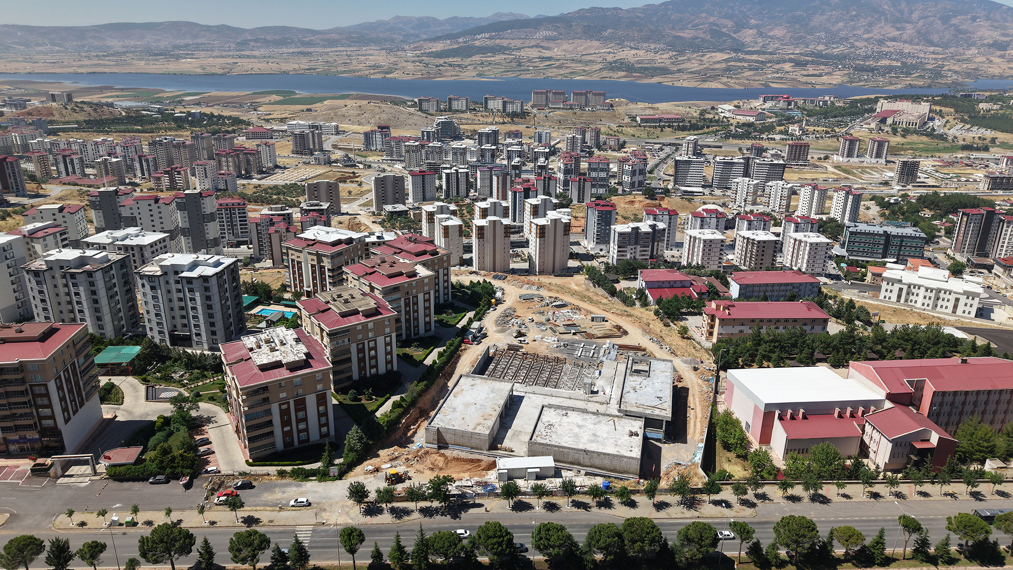 Kahramanmaraş’ın Türkiye’ye Örnek Gençlik Merkezi Hızla Yükseliyor
