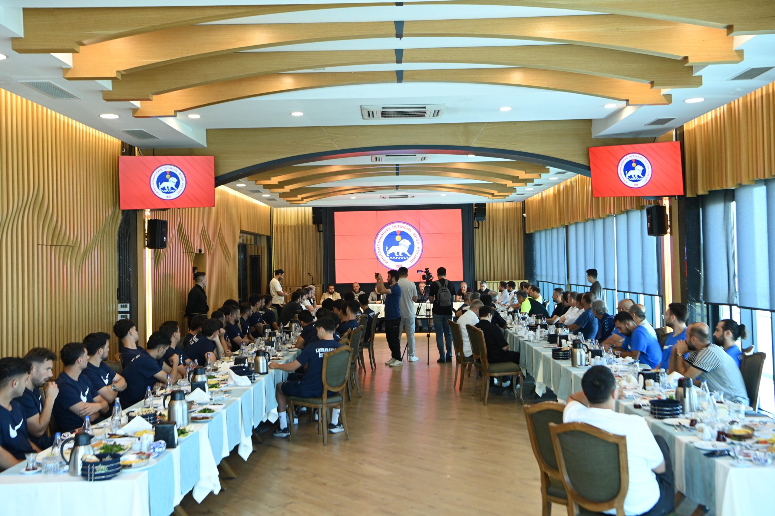 Başkan Görgel, İstiklalspor Yönetimi ve Futbolcularıyla Bir Araya Geldi