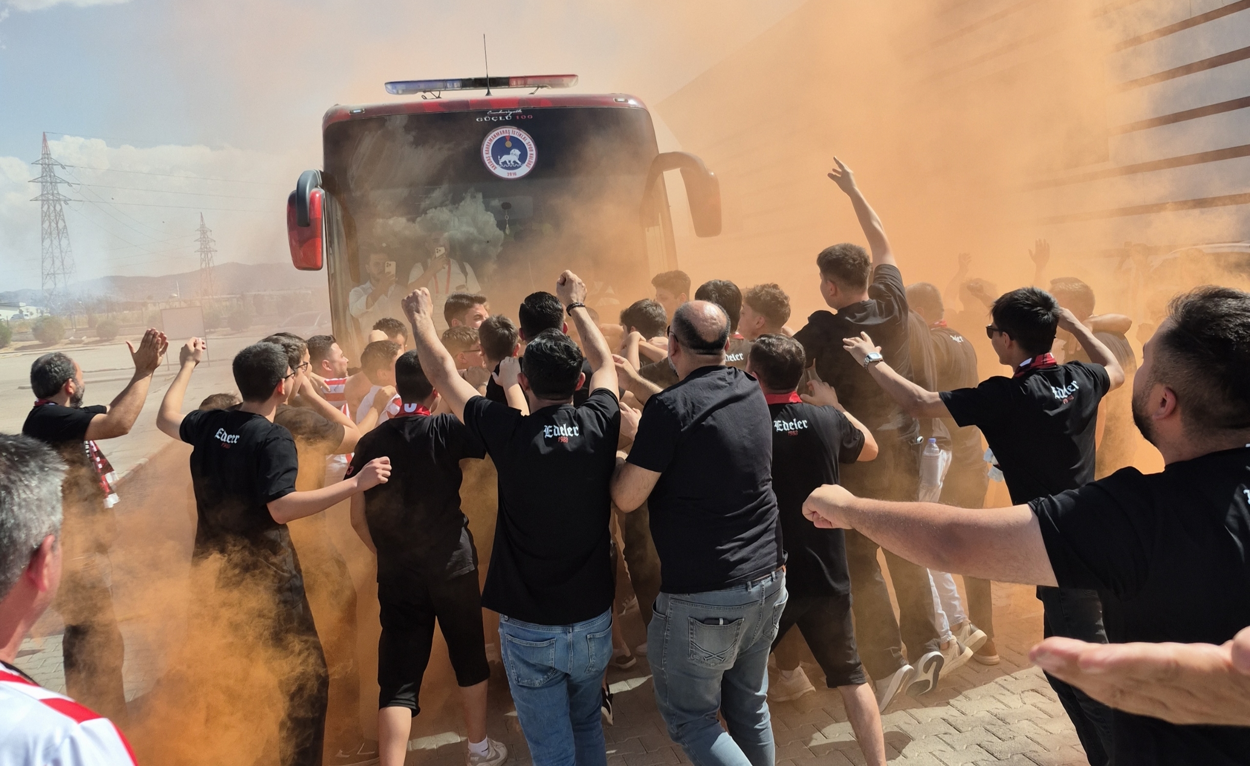 Kahramanmaraş İstiklalspor, Beyoğlu Yeni Çarşı maçına Stadyuma Böyle Geldi!