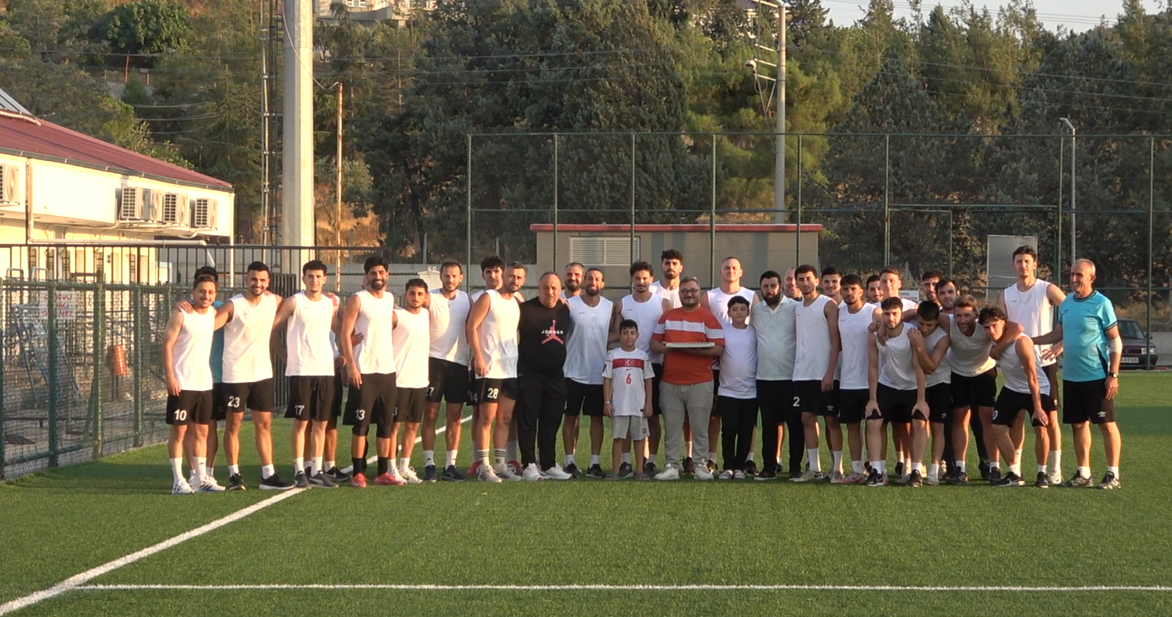 Onikişubatspor Antrenmanında Taraftardan Moral Ziyareti
