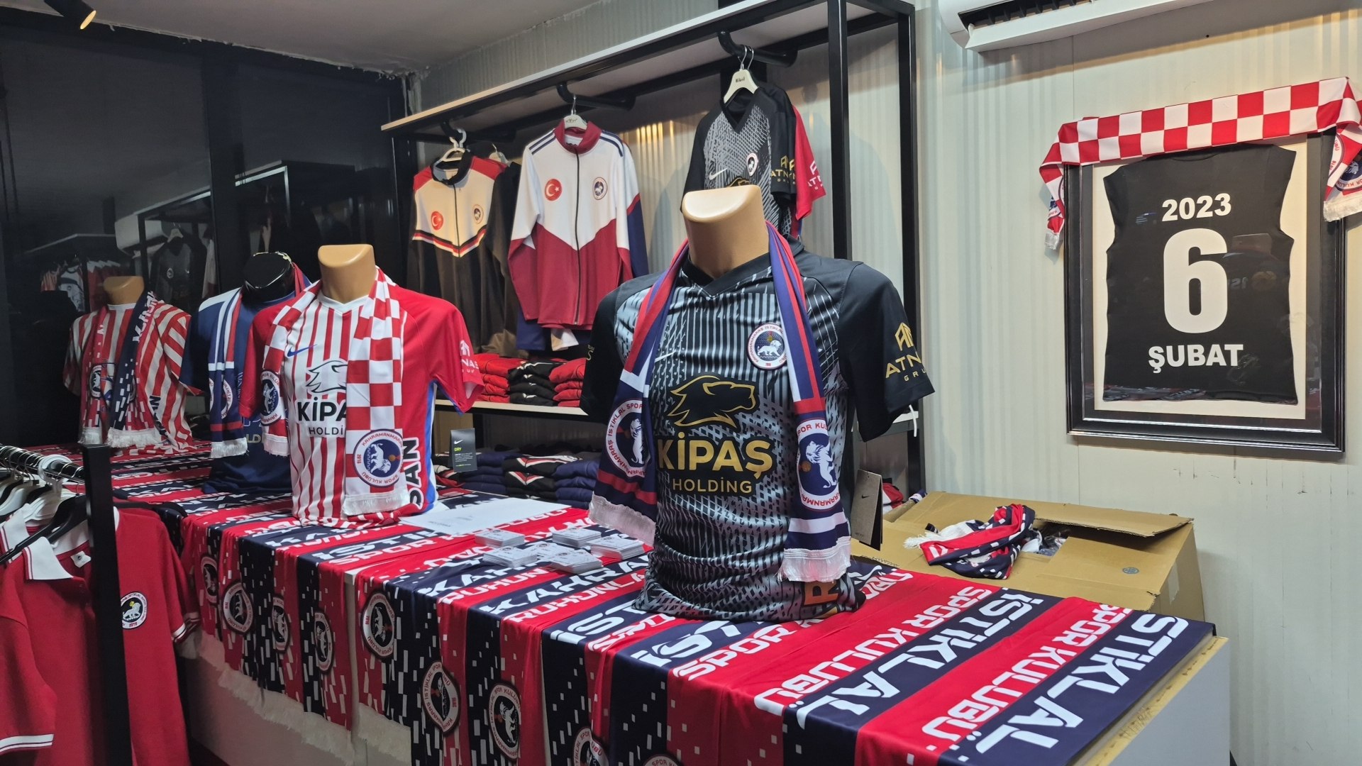 Kahramanmaraş İstiklalspor’un resmi ürünlerinin satışa sunulduğu İstiklalspor Store’dayız!